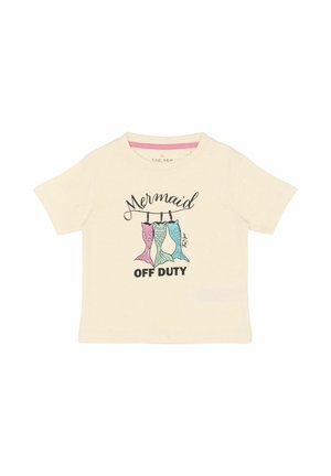 Camiseta de algodón color crema con un gráfico de tres colas de sirena coloridas y el texto "Mermaid Off Duty" en negro.