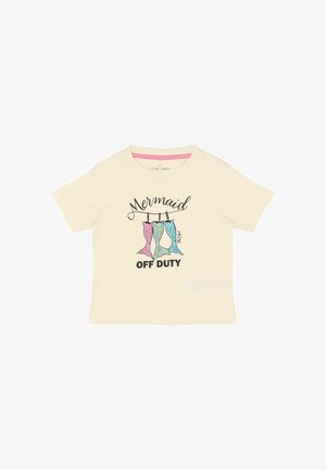 Kremfarvet bomulds-T-shirt med grafik af tre farverige havfruetager og teksten "Mermaid Off Duty" i sort.