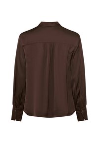 Blusa in satin marrone con maniche lunghe, una piega sul retro e dettagli dei polsini con bottone. Presenta un colletto classico e una texture liscia e lucida.