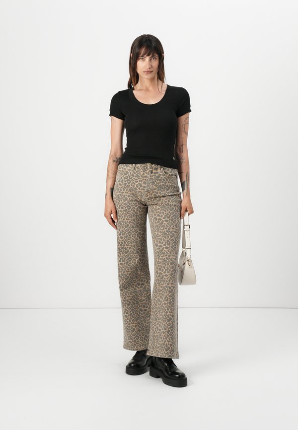 TINA - Basic T-shirt3