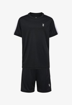 Svart idrottsklädset med T-shirt med kort ärm och shorts. Har vita ränder på axlarna och en liten fiskbenslogotyp på bröstet.
