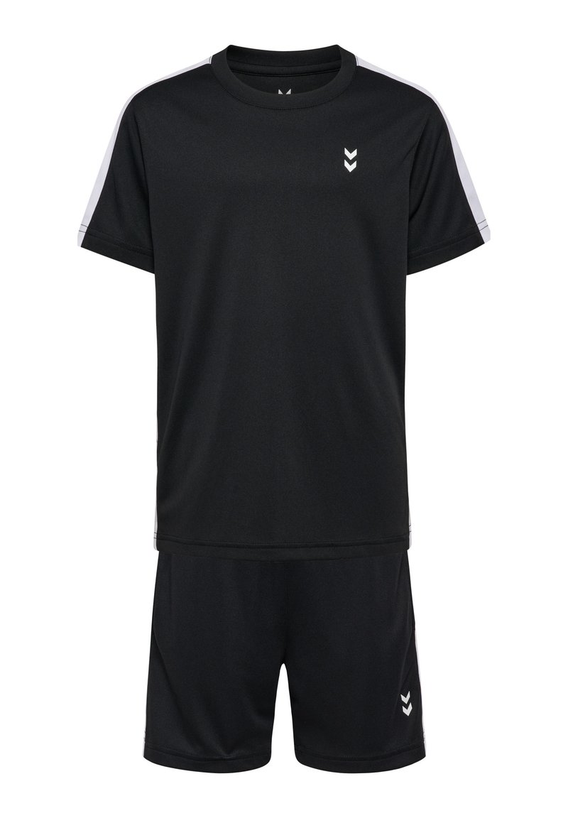 Zwart sportset met een T-shirt met korte mouwen en shorts. Heeft witte strepen op de schouders en een klein visgraatlogo op de borst.
