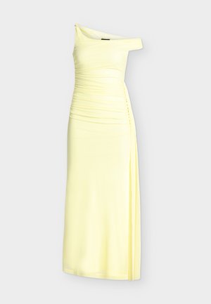 Rochie de seară galben deschis, cu o singură bretea pe umăr, cu detalii adunate, cu o tăietură laterală, lungime până la glezne și siluetă ajustată.