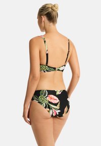 Zwarte bloemenbikini met een gebloemde bralette met verstelbare banden en een bijpassende high-waisted onderkant. Ontwerp met tropische bladeren en bloemen.