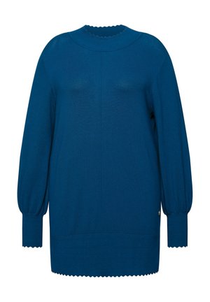 Blauwe gebreide trui met een ronde gekartelde halslijn, lange pofmouwen en een gekartelde zoom. Heeft een logo-accent aan de zijkant.