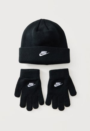 Gorro de punto negro de Nike y guantes a juego con el logo blanco de Nike sobre un fondo liso y claro.