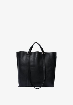 Melna ādas tote soma ar divām gariem rokturiem, teksturētu virsmu un plakanu dibenu. Izceltas redzamas šuves un centrālais sadalītājs.