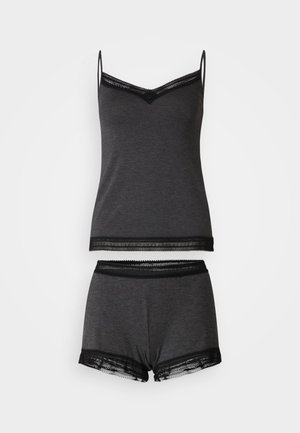 Sivý top a šortky vyrobené z jemného materiálu, s čiernym čipkovým lemovaním pozdĺž okrajov a priliehavým strihom.