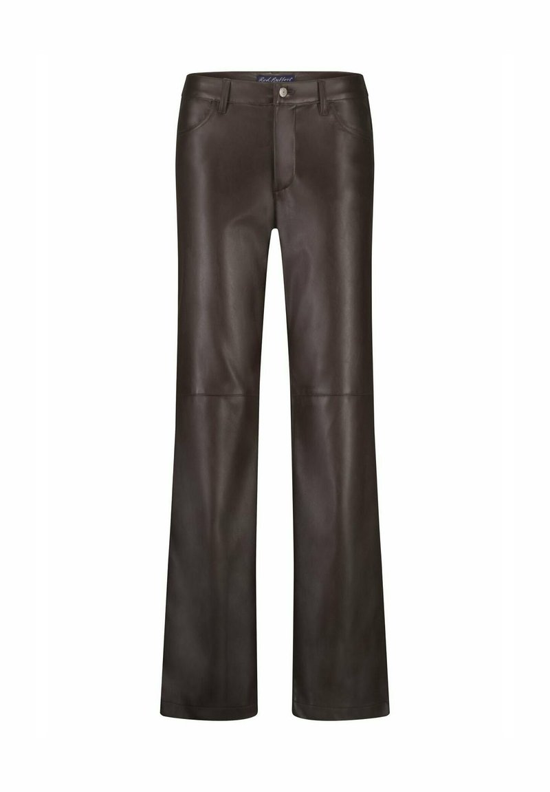 Bruine leren broek met een recht gesneden ontwerp, voorzien van gestikte naden, voorzakken en een knoopsluiting bij de taille.