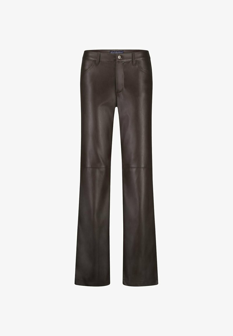 Bruine leren broek met een recht gesneden ontwerp, voorzien van gestikte naden, voorzakken en een knoopsluiting bij de taille.