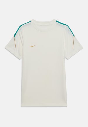 T-shirt de sport blanc à manches courtes avec col rond, logo Nike doré sur la poitrine, et bandes vertes et dorées sur les épaules et les manches.