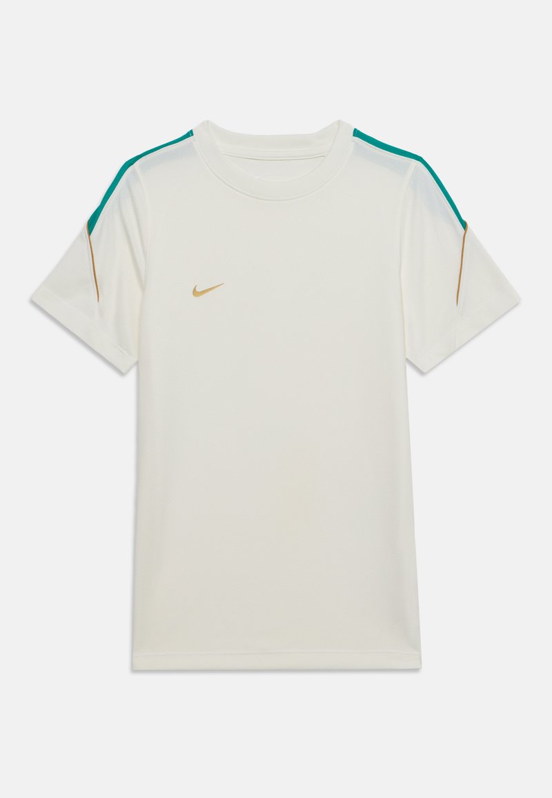 Бял спортен тениска с къс ръкав и кръгло деколте, златно лого на Nike на гърдите и зелени и златни ивици на раменете и ръкавите.