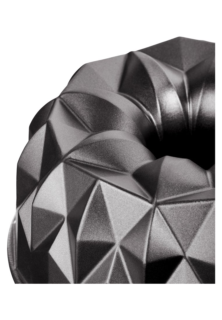 Schwarze geometrische Bundt-Kuchenform mit strukturierter Oberfläche und kantigen Facetten, gefertigt aus haltbarem Silikonmaterial.