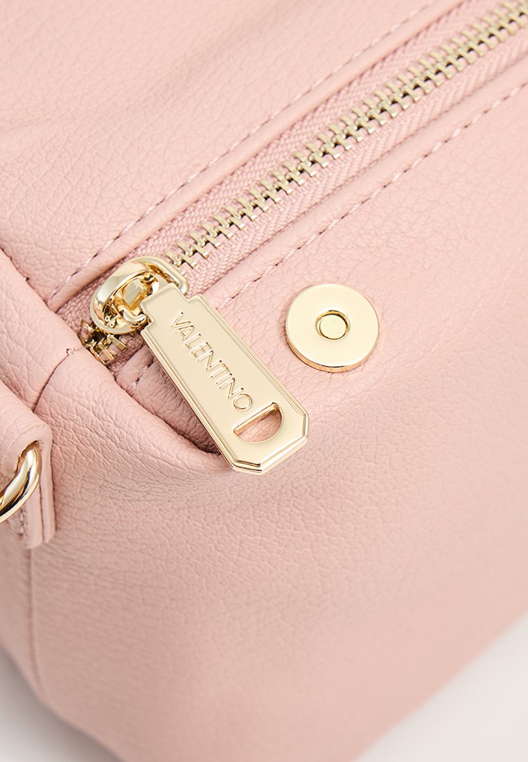 Rosa Lederhandtasche mit einem goldenen Reißverschluss mit "Valentino"-Gravur, runder goldener Druckknopf und strukturiertem Oberflächendesign.