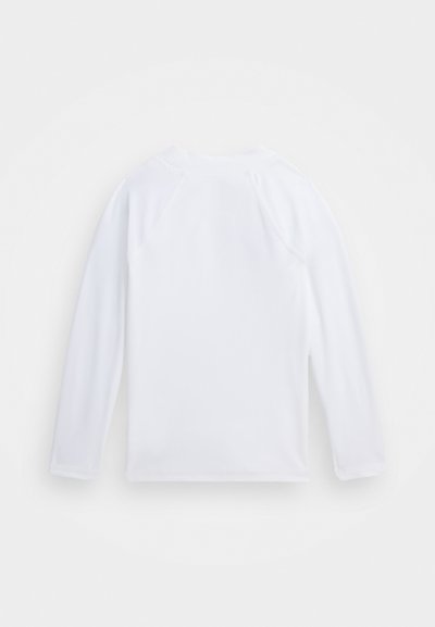 Camisa de manga larga en blanco, hecha de tela suave. Presenta mangas raglán y un escote redondeado con costuras reforzadas.