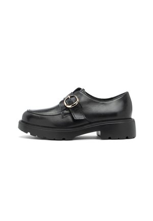 Scarpa nera in pelle con punta tondeggiante, dettagli con cinturino e fibbia, suola in gomma spessa e texture liscia.