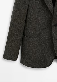Dunkelgrauer Blazer mit einer gesprenkelten Textur, Ein-Knopf-Verschluss und zwei Fronttaschen. Aus einer Wollmischung hergestellt, mit eingefassten Revers.