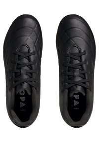 Zapatillas deportivas negras con una parte superior sintética texturizada, que presenta un patrón acolchado, cierre de cordones y una plantilla acolchada.