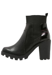Bottines noires à talon épais, en cuir lisse et texturé, avec un dessus en tissu élastique et des coutures d'accent rouge subtiles.