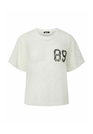 Biele čipkované tričko s krátkym rukávom a okrúhlym výstrihom, s čiernym číslom "89" potlačeným na ľavej strane hrudníka.