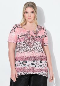 Růžové tričko s krátkým rukávem, s vodorovnými pruhy, leopardím vzorem a srdíčkovými motivy, měkká textura, s různými odstíny růžové a černými akcenty.