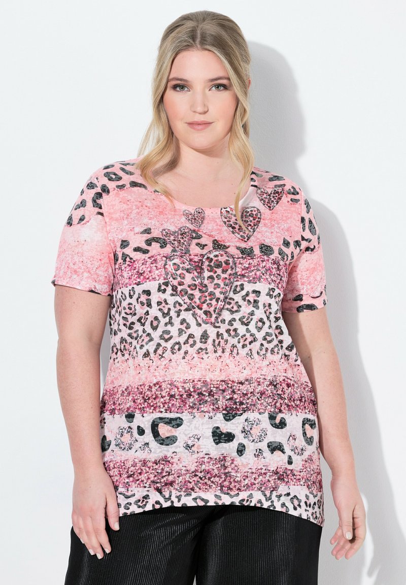 Růžové tričko s krátkým rukávem, s vodorovnými pruhy, leopardím vzorem a srdíčkovými motivy, měkká textura, s různými odstíny růžové a černými akcenty.