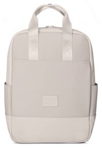 Sivý batoh vyrobený z hladkého, odolného materiálu. Má dva pevné popruhy, prednú nášivku s logom a bočné vrecká na uloženie vecí.