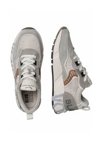 Hellgraue Sneaker aus Wildleder und Stoffmaterialien. Mit weißen Schnürsenkeln, braunen Akzenten und gemusterten Seiten. Leichtes, sportliches Design.