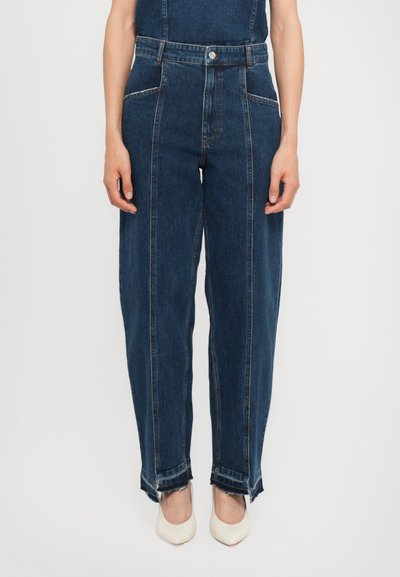Pantalons en denim bleu foncé avec une taille haute, des jambes larges et un ourlet court. Présente des coutures doubles et des poches avant. Texture lisse.