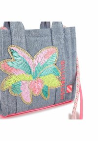 Τσάντα ώμου από τζιν με μεγάλο, πολύχρωμο πεταλούδα διακοσμημένη με παγιέτες σε αποχρώσεις του ροζ, πράσινου και μπλε, με χρυσές λεπτομέρειες. Διαθέτει ροζ επένδυση και χερούλια.