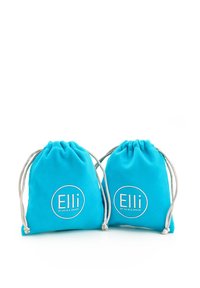 Sacs à cordon turquoise en tissu doux, arborant un logo circulaire blanc avec le texte "Elli" et "By Julie & Grace".
