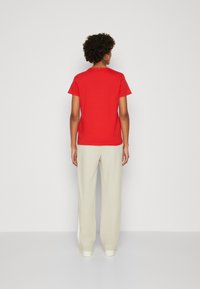 Tommy Hilfiger SIGNATURE TEE - T-shirts print - fierce red
