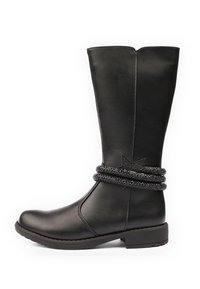 Bota de cuero negro hasta la rodilla con punta redonda, tacón plano y un acento decorativo de cuerda metálica envuelta alrededor del tobillo.