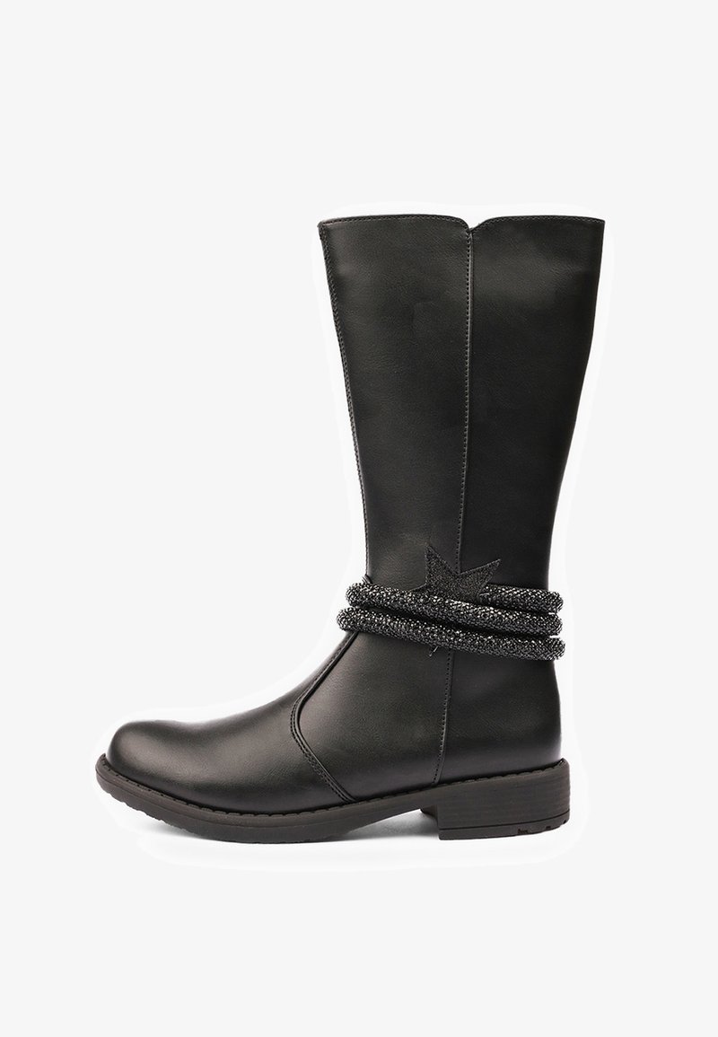 Bota de cuero negro hasta la rodilla con punta redonda, tacón plano y un acento decorativo de cuerda metálica envuelta alrededor del tobillo.