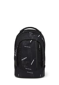 Zaino nero con motivi geometrici bianchi, dotato di molteplici scomparti, schienale imbottito e maniglia superiore per un facile trasporto.