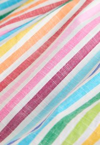 Gestreepte stof in levendige kleuren: rood, roze, oranje, geel, groen, blauw, op een witte achtergrond. Soepele textuur met consistente patronen.