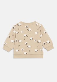 Bež majica s kapućom sa ponavljajućim uzorkom ovaca u belo i smeđe. Mekani materijal s rebrastim manžetama i donjim delom. Prikazan je pogled sa zadnje strane.