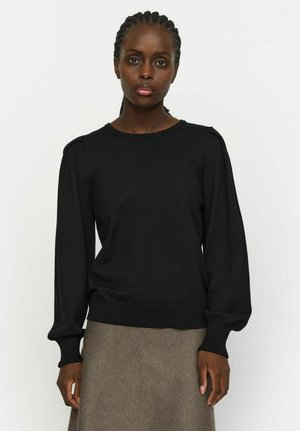Maglione nero lavorato a maglia con maniche lunghe, polsini e corpo a coste; presenta un semplice scollo a girocollo e un leggero dettaglio a sbuffo sulle spalle.