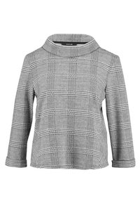 Blusa de manga larga a cuadros en gris y negro con cuello alto, con una textura suave y puños doblados. Diseño simple y clásico.