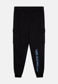 Schwarze Baumwoll-Jogginghose mit lässiger Passform, ausgestattet mit einer seitlichen Cargo-Tasche und dem blauen Schriftzug "NIKE ATHLETIC DEPT." am linken Bein.
