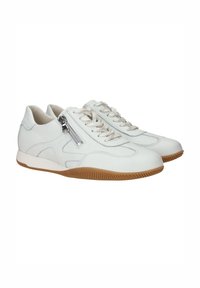 Witte leren sneakers met een gestructureerde bovenkant, voorzien van contrasterende beige veters, een zijrits en een gumrubberen zool.