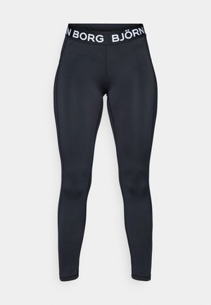 Leggings atléticos pretos com um design ajustado, apresentando uma cintura elástica com marca branca e detalhes de costura tonais sutis.