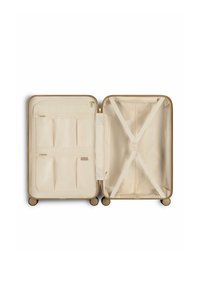 Harde koffer met een beige buitenkant, gouden rits en vier wielen. Het interieur heeft drie mesh vakken en elastische banden om spullen te beveiligen.
