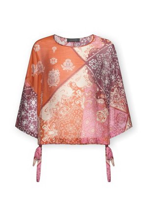 Blusa in stile boho con maniche larghe, patchwork di stampe paisley arancioni, rosa e viola, e laccetti sull'orlo.