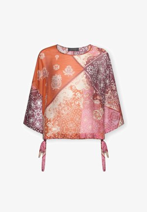 Blusa in stile boho con maniche larghe, patchwork di stampe paisley arancioni, rosa e viola, e laccetti sull'orlo.