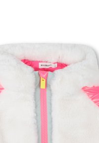 Bijela lažna krzna jakna s ružičastom podstavom, svijetlosmeđi zatvarač i ružičasti naglasci na ramenima. Na oznaci piše "BILLIEBLUSH."