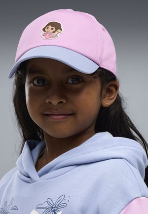 Puma, PUMA X DORA THE EXPLORER BASEBALL-CAP UNISEX - Cappellino - mauve glow-chambray blue