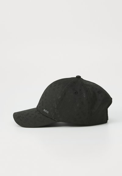 Casquette de baseball noire en tissu texturé avec un motif subtil, dotée d'une visière incurvée et d'un petit logo "BOSS" sur le côté.