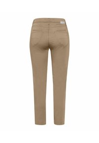 Pantalon beige slim fit avec poches arrière cousues et ceinture, vu de dos sur fond blanc.
