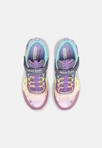 Adidași multicolori cu un finisaj gradient, având o curea purpurie, accente strălucitoare și șireturi elastice. Include tălpi din spumă cu memorie.